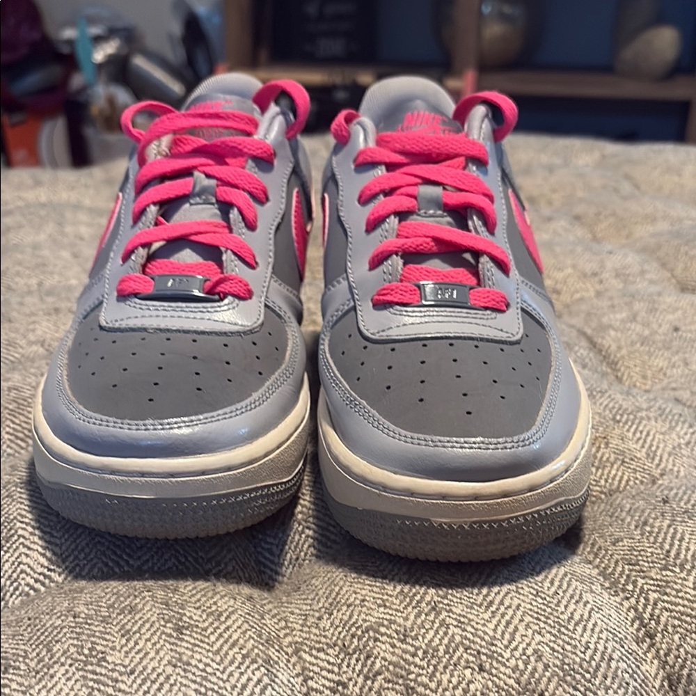Nike Air Force 1 Low GS sneakers in a Wolf Grey/Hyper Pink size 7Y - Picture 3 of 8